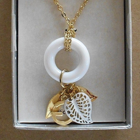 Vintage Guess Charm Leaves Necklace Gold-tone Whit